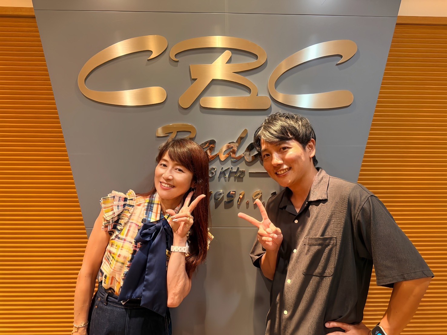 CBCラジオのロゴ前で 加藤千佳さんと記念撮影